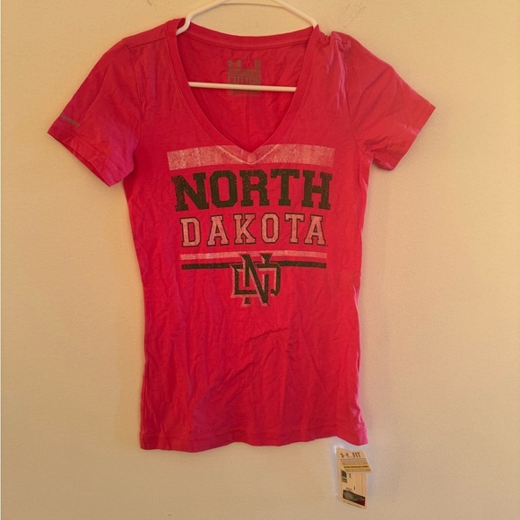 University of North Dakota Womens Under Armour Pink Short Sleeve Shirt - NWT - Picture 1 of 1